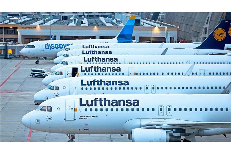 Abgestellte Flugzeuge der Lufthansa sowie eines der Tochtergesellschaft Discovery stehen auf dem Flughafen Frankfurt. Am Freitag soll gestreikt werden (Archivfoto).