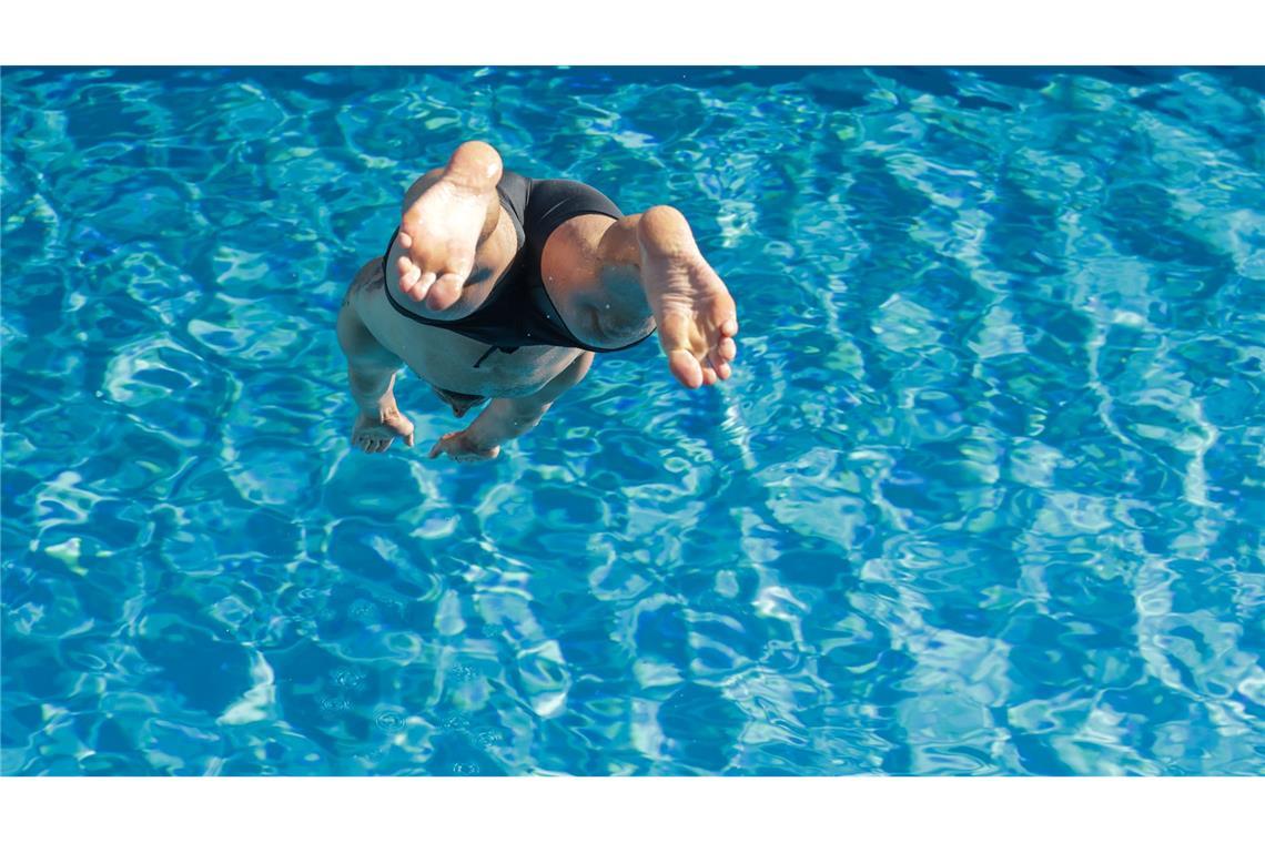 Nach Hitze-Wochenende: Gewitter und viel Wind erwartet Abkühlung versprachen die vielen Schwimmbäder in Deutschland.