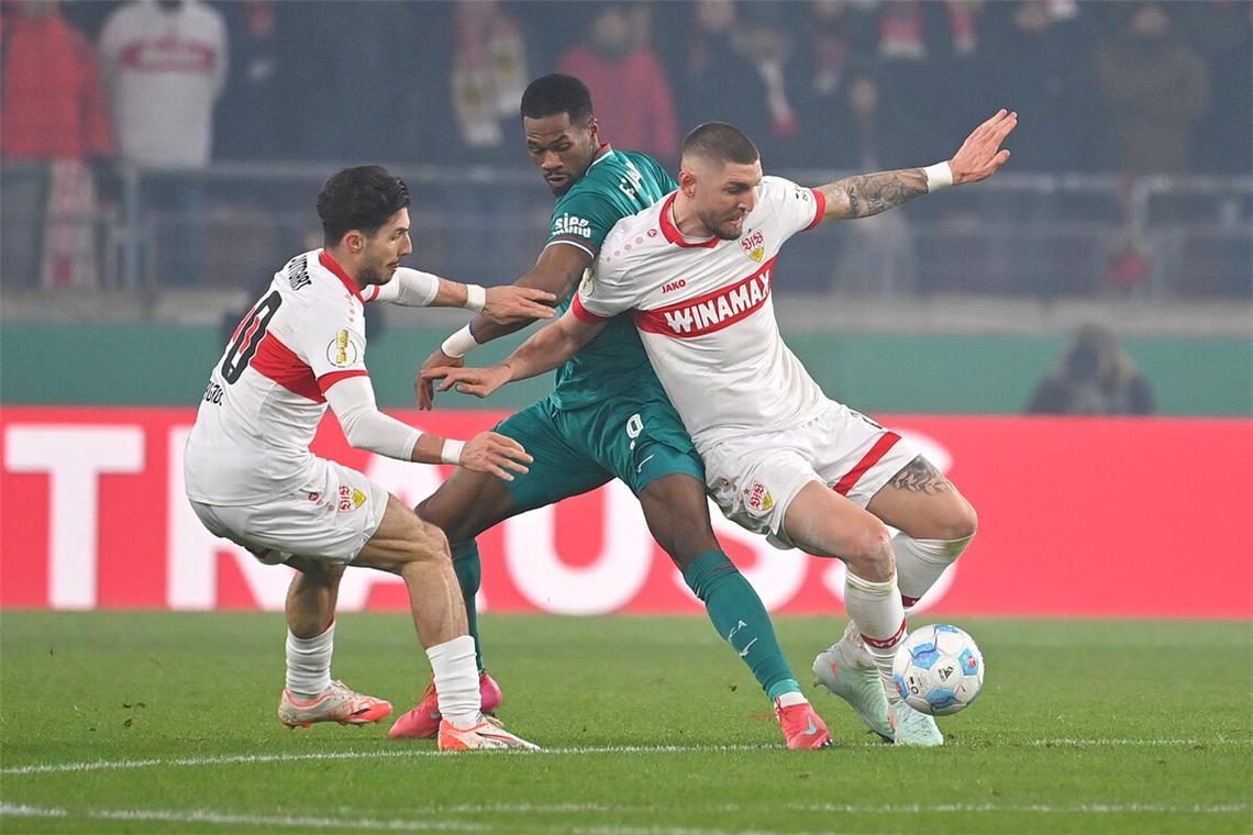 Borussia Dortmund – VfB: Krankheitsbedingte Ausfälle drohen Abräumer Jeff Chabot (rechts, mit VfB-Außenverteidiger Leonidas Stergiou) gilt im Stuttgarter Abwehrzentrum am ehesten als gesetzt.
Foto: imagoIMAGO/Sven Simon
IMAGO/Frank Hoermann / SVEN SIMON