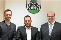 Abschied und Neuanfang: Bürgermeister Armin Mößner (rechts) mit Georg Devrikis (Mitte), der aus dem Gemeinderat ausschied, und Robin Reber, der für ihn nachrückte. Foto: Elisabeth Klaper