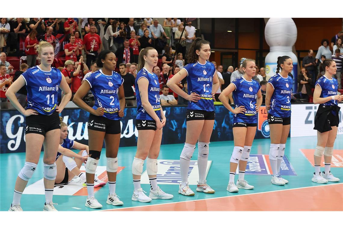 Die emotionalen Bilder eines traurigen Volleyball-Abends Abschieds-Bild