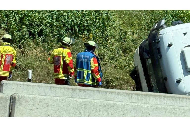 Abschleppaktion auf der A8: Die Polizei sperrte die Autobahn im Baustellenbereich bei Pforzheim.