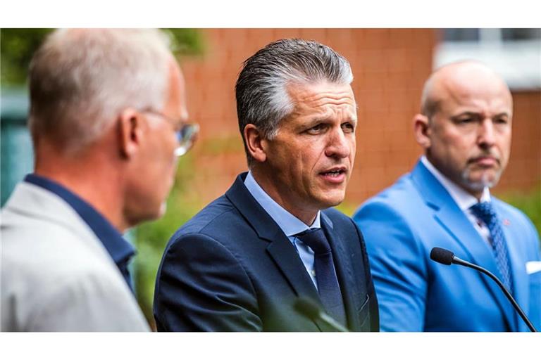 Abschlussstatement von Dr. Matthias Miersch (v.l.n.r.),Vorsitzender der SPD-Bundestagsfraktion, Thorsten Frei ,Vorsitzender der CDU/CSU-Bundestagsfraktion, und Alexander Hoffmann ,Vorsitzender der CSU im Bundestag.