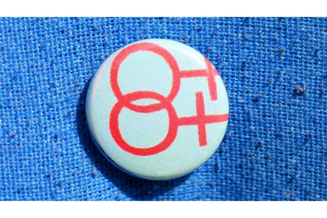 Was meint abrosexuell? Abseits des biologischen Geschlechts sind sexuelle Orientierungen und Identitäten nicht in Stein gemeißelt. Menschen können sich ihrem biologischen Geschlecht entsprechend oder davon verschieden erleben und dies zum Ausdruck bringen.