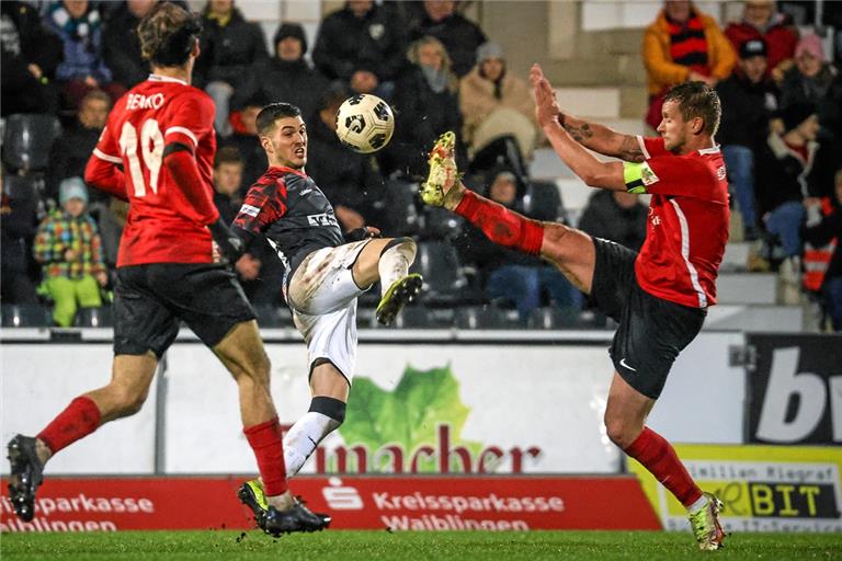 Absolvierte im Derby gegen Mert Tasdelen und die TSG Backnang seinen letzten Einsatz für Aspach: Manuel Konrad (rechts). Der SG-Kapitän hat seinen Vertrag bei der SG aufgelöst. Auch weil er sich immer wieder mit muskulären Problemen herumschlug. Foto: Alexander Becher
