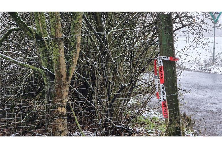 Absperrband der Polizei hängt an einem Holzpfosten. Ein 14-jähriger Jugendlicher ist tot an einem See südlich von Düsseldorf gefunden worden.