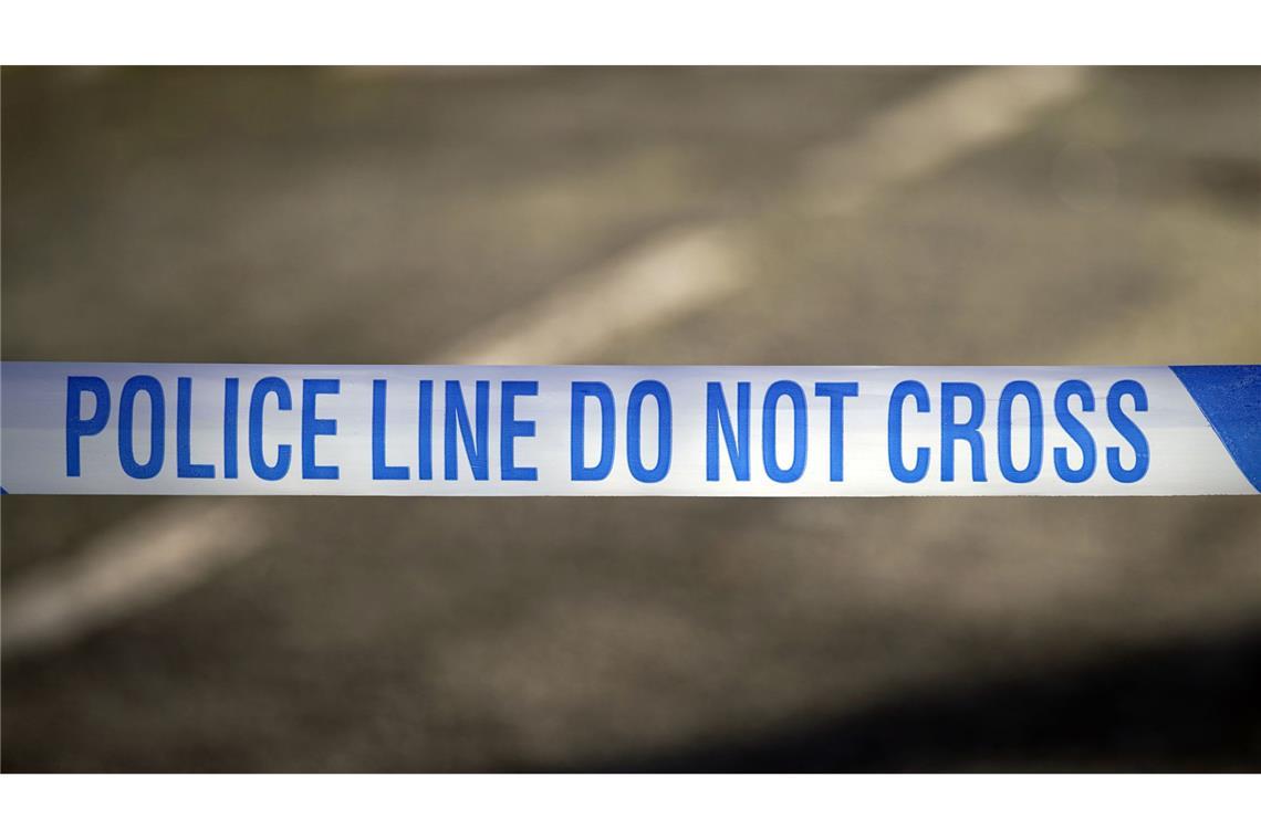 Nach Streit in Disco: Mann in London überfährt vier Menschen Absperrband der Polizei in der Nähe eines Tatorts. Nach einem Streit in London hat ein Mann vier Menschen überfahren (Symbolfoto).