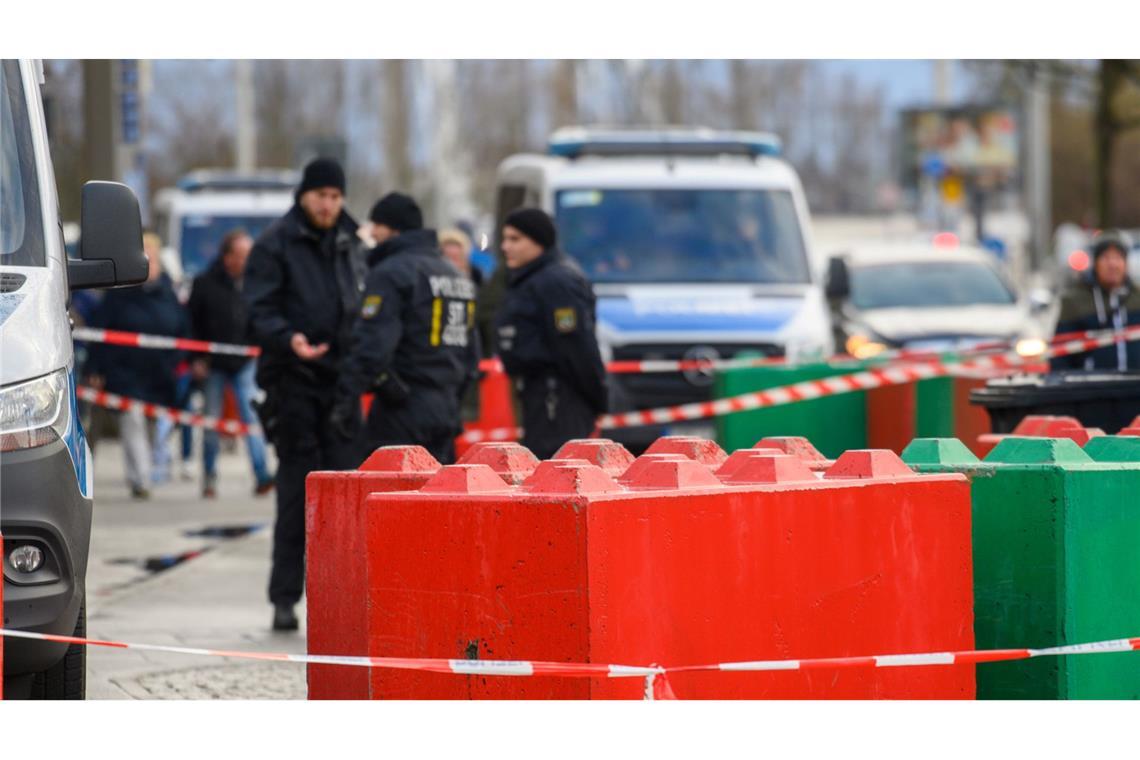 Sicherheitskonzept und Polizeiarbeit in Magdeburg im Fokus Absperrband ist vor farbigen Betonsperren gespannt, die zum Schutz des Magdeburger Weihnachtsmarktes aufgestellt wurden. Das Sicherheitskonzept ist nun im Fokus (Archivfoto).