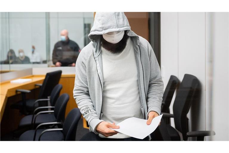 Abu Walaa 2021 vor dem Oberlandesgericht Celle - er klagt gegen seine Ausweisung nach seiner Haftentlassung. (Archivfoto)