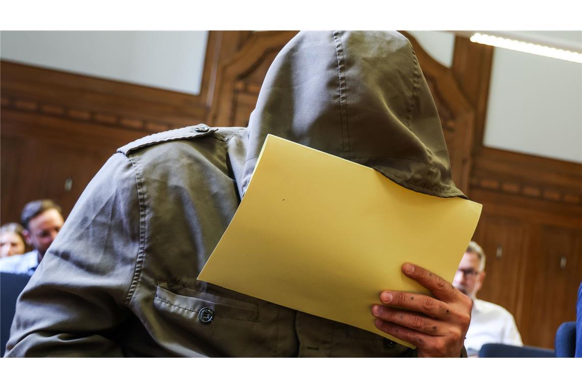 Ex-IS-Deutschland-Chef scheitert mit Klage gegen Ausweisung Abu Walaa sitzt im Gerichtssaal am Verwaltungsgericht in Düsseldorf und hält sich eine Akte vor sein Gesicht.