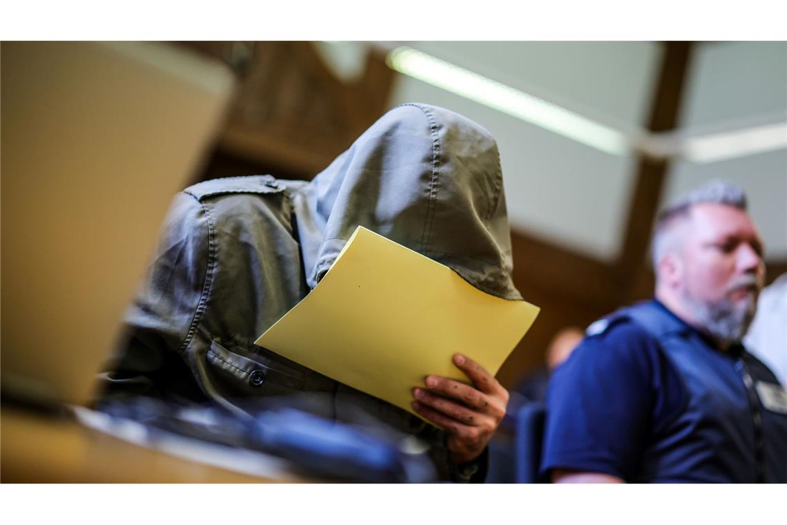 Ex-IS-Deutschland-Chef scheitert mit Klage gegen Ausweisung Abu Walaa, verurteilter IS-Terrorist und früherer IS-Statthalter in Deutschland, scheitert mit Klage gegen seine Ausweisung.