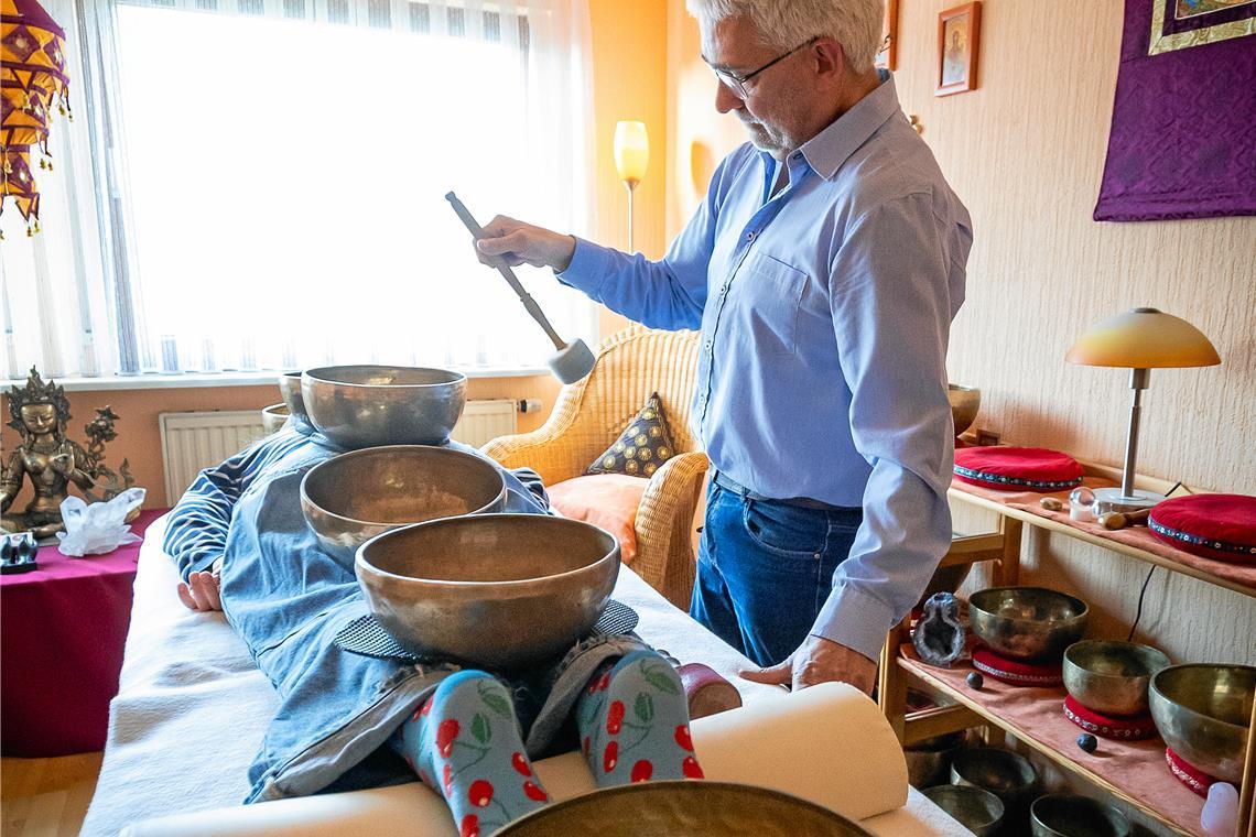 Abwechselnd bringt Ralf Dietrich die Schalen zum Klingen. Fotos: Alexander Becher