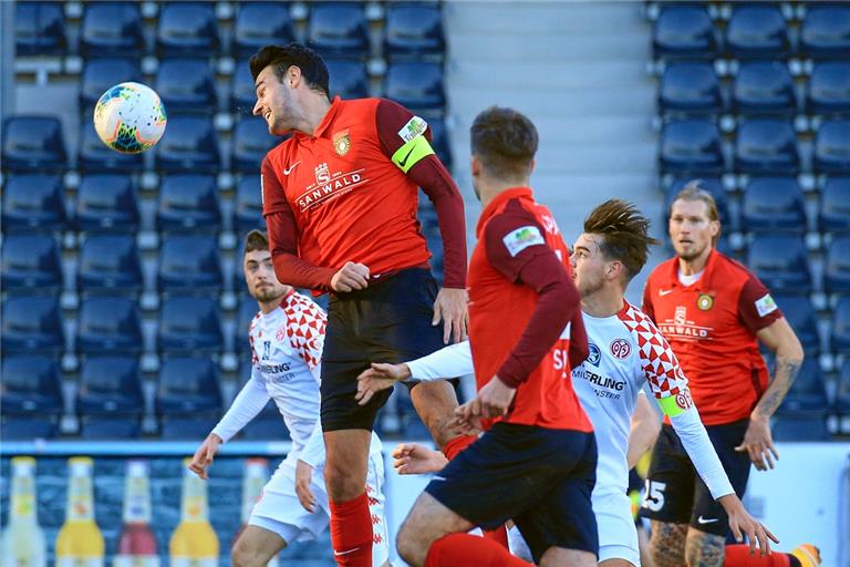 Abwehrchef Julian Leist will mit seiner Routine und seiner Kopfballstärke dazu beitragen, dass Großaspach den Ligaverbleib schafft. Foto: A. Becher