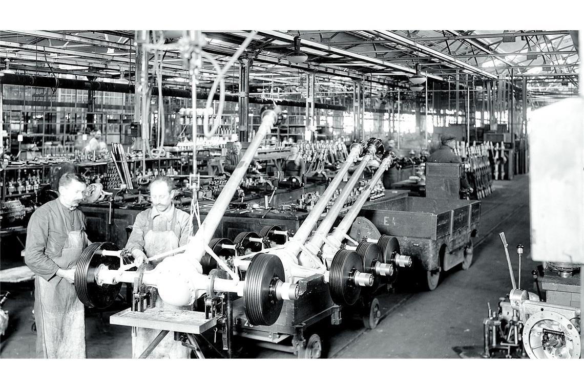 Warum Daimler-Benz fast Däumler-Benz geheißen hätte Achsenarbeit: So sieht es damals in einer Fertigungshalle aus.