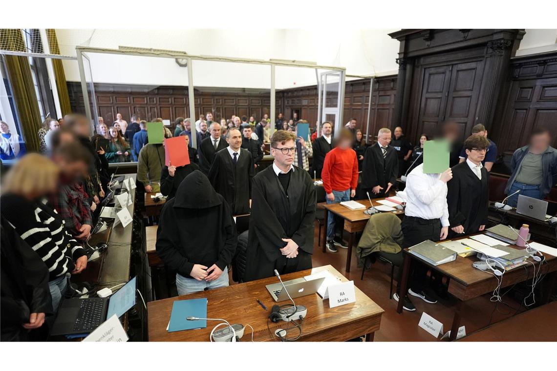 Acht Angeklagte müssen sich vor dem Staatsschutzsenat des Hanseatischen Oberlandesgerichts verantworten.