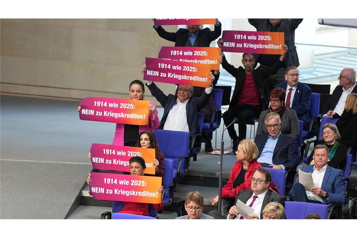 Bundestag stimmt für historisches Schuldenpaket Acht BSW-Abgeordnete handeln sich für eine unzulässige Protestaktion Ordnungsrufe ein.