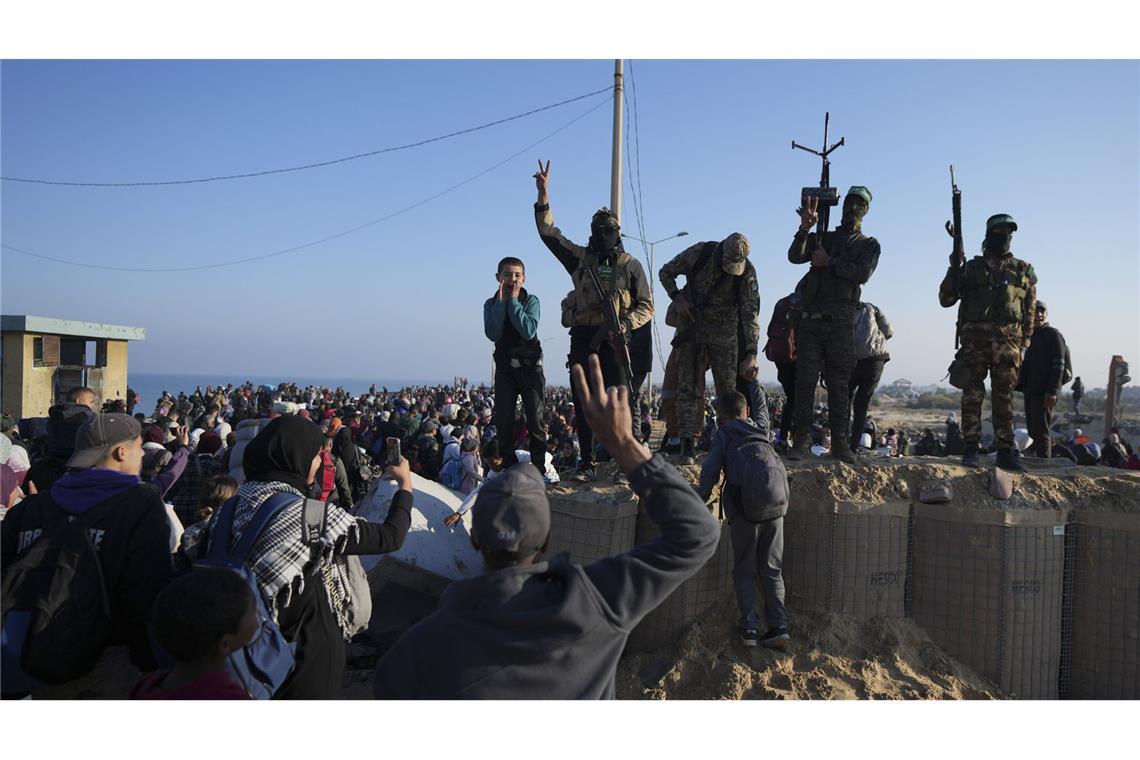 Hamas: Acht für Freilassung vorgesehene Geiseln tot Acht Geiseln der Hamas, die in der ersten Phase der Waffenruhe-Vereinbarung mit Israel freikommen sollte, sind offenbar gestorben.