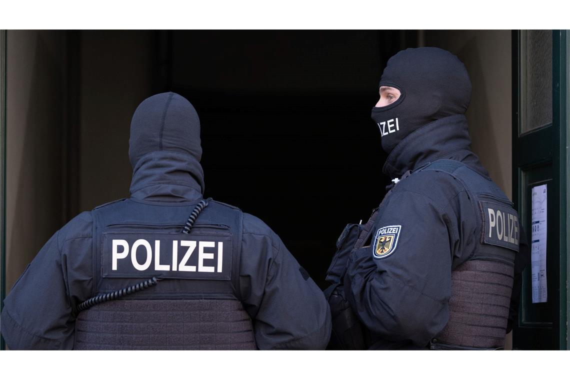 "Sächsische Separatisten" - Razzia gegen rechte Terrorgruppe Acht Männer wurden festgenommen.