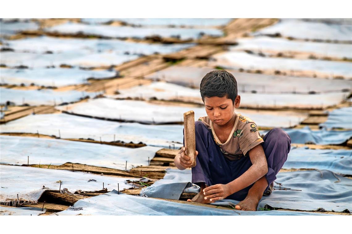 Brüssel will Vorgaben verschieben und aufweichen Achtjähriger in einer Gerberei in Dhaka, Bangladesch: Das EU-Lieferkettengesetz sollte Firmen ursprünglich unter anderem dazu verpflichten, Kinderarbeit in ihrer gesamten Produktkette auszuschließen.