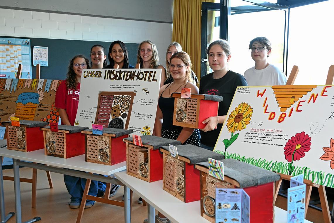 Achtklässler haben sich den ganz Kleinen gewidmet: In ihrem Projekt rund um Insekten sind auch Insektenhotels mit recycelten Materialien entstanden. Foto: Elisabeth Klaper