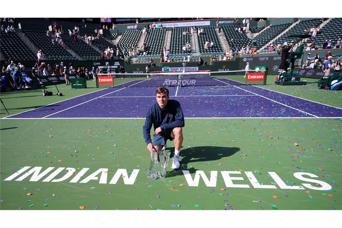 Bilder des Tages ack Draper posiert mit der Siegertrophäe in Indian Wells.