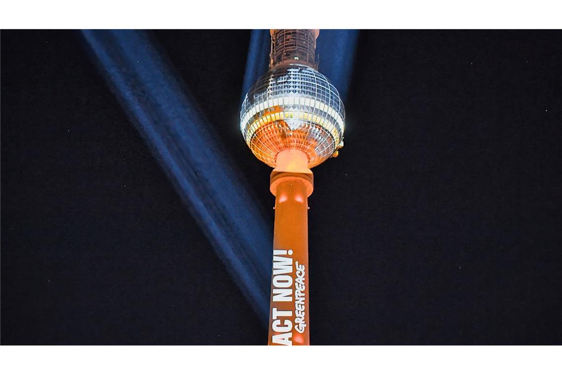 „Act Now“-Appell: Protest für konsequenten Klimaschutz am Fernsehturm in Berlin.