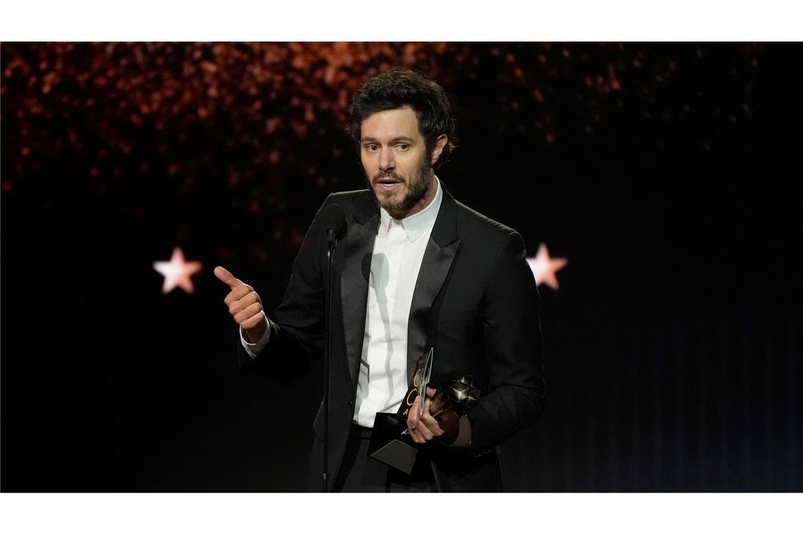 Kritiker zeichnen Demi Moore als beste Schauspielerin aus Adam Brody spielte einen Rabbi in der Serie "Nobody Wants This" an der Seite von Kristen Bell und wurde nun als bester Schauspieler in einer Comedyserie ausgezeichnet.