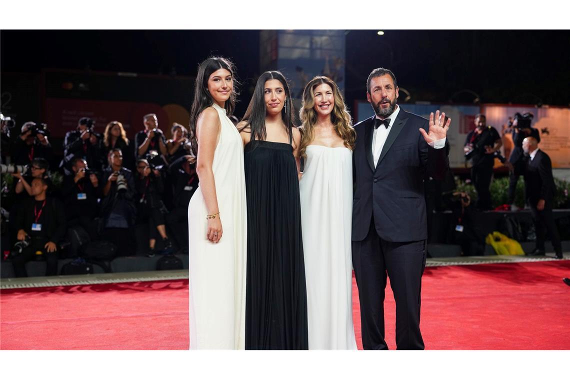 George Clooney trotz Krankheit auf dem roten Teppich Adam Sandler hat seine Familie mit nach Venedig gebracht.