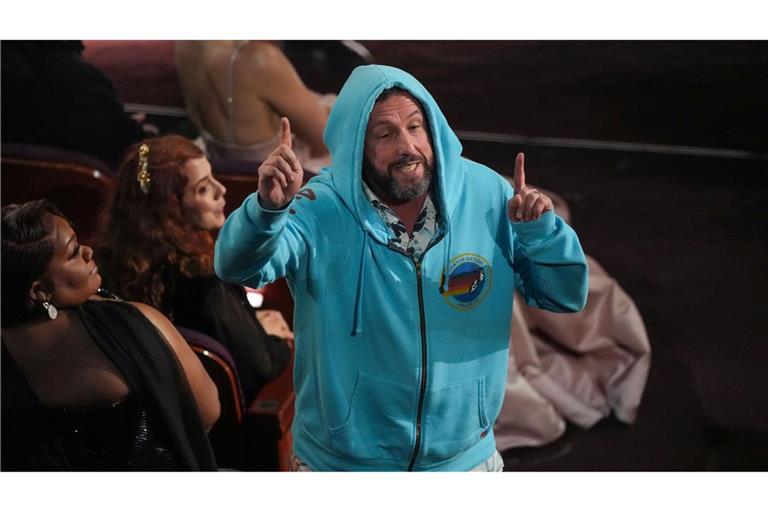 Adam Sandler saß in Sweatshirt-Jacke und Shorts im Publikum.