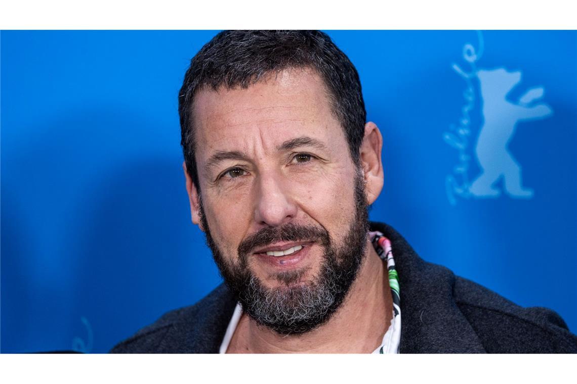 Netflix-Komödie mit George Clooney und Adam Sandler Adam Sandler spielt an der Seit von George Clooney in der Komödie "Jay Kelly" mit.
