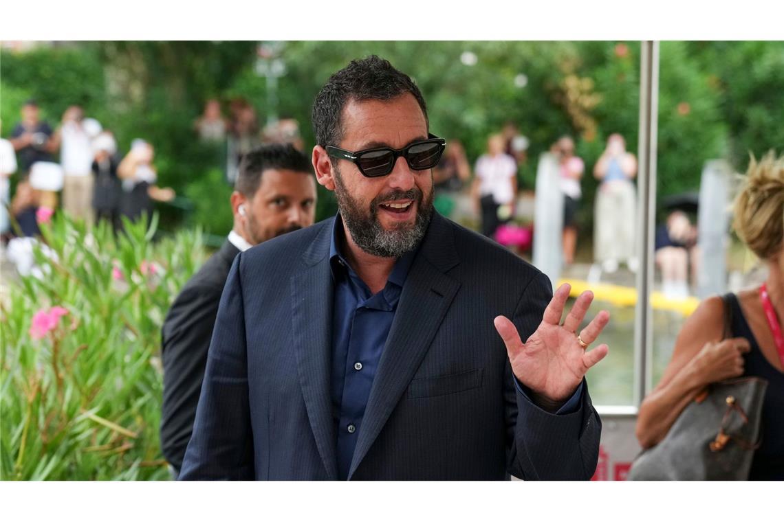 George Clooney trotz Krankheit auf dem roten Teppich Adam Sandler spielt in "Jay Kelly" an der Seite von Clooney.
