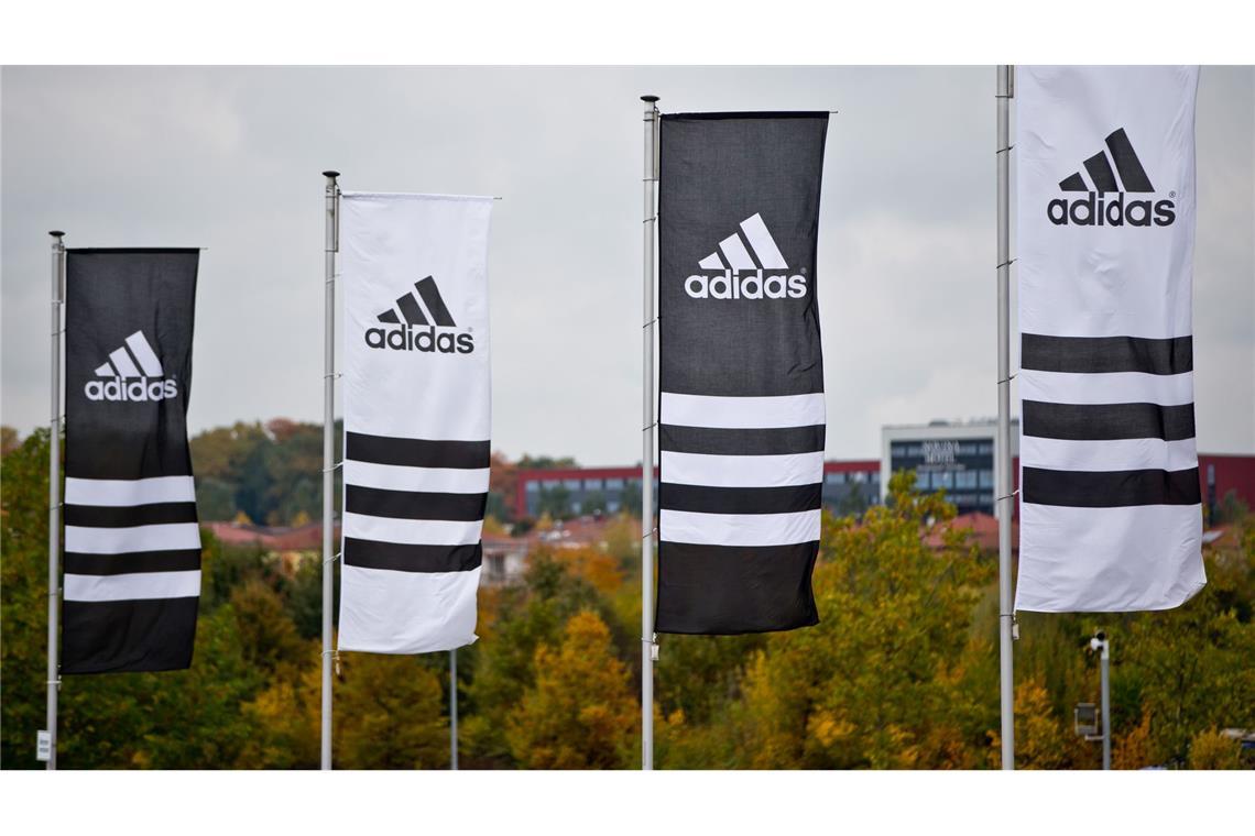 Zoll durchsucht Adidas-Zentrale : Es geht um Einfuhrabgaben Adidas befindet sich nach eigenen Angaben mit den Zollbehörden seit Jahren "im Austausch" zu dem bekannten Sachverhalt. (Archivbild)