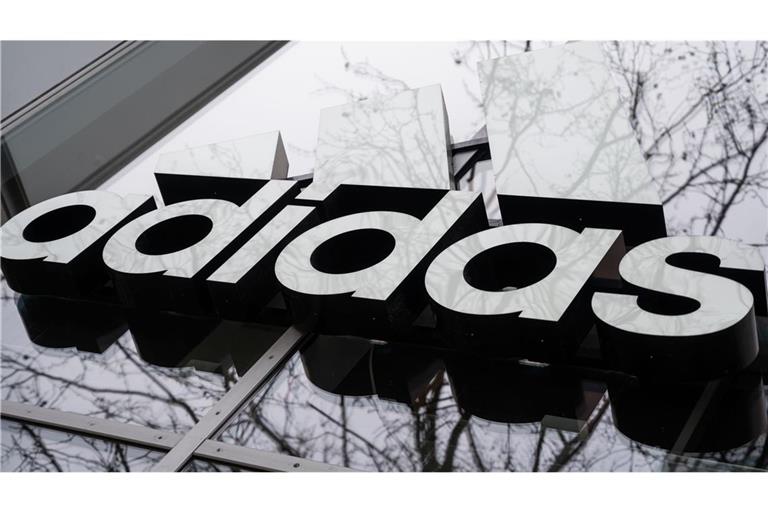 Adidas ist aus der Tarifbindung ausgetreten. Die Gewerkschaft wehrt sich gegen den Schritt.