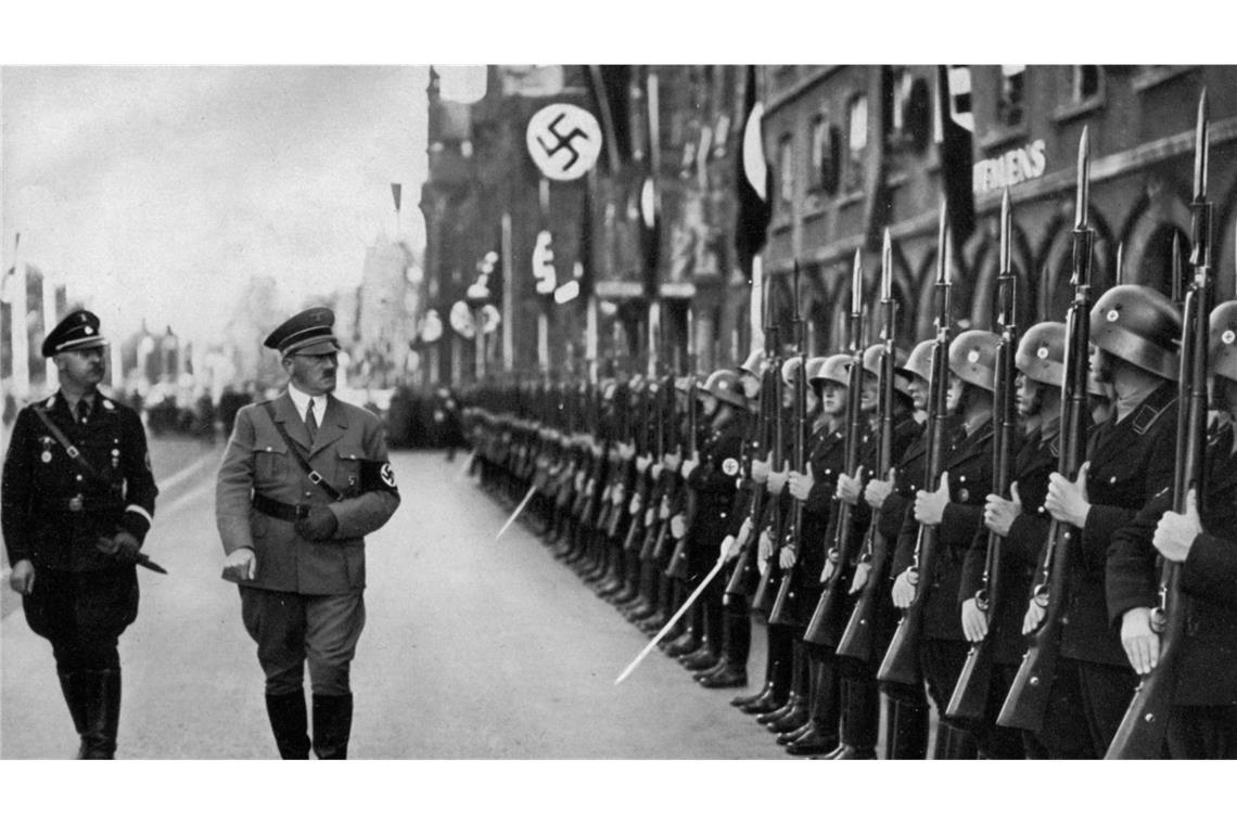 „Orden unter dem Totenkopf“: Vor 100 Jahren gründete Adolf Hitler die SS Adolf Hitler (re.) und Heinrich Himmler laufen im Jahr 1935 an einer SS-Abteilung vorbei.