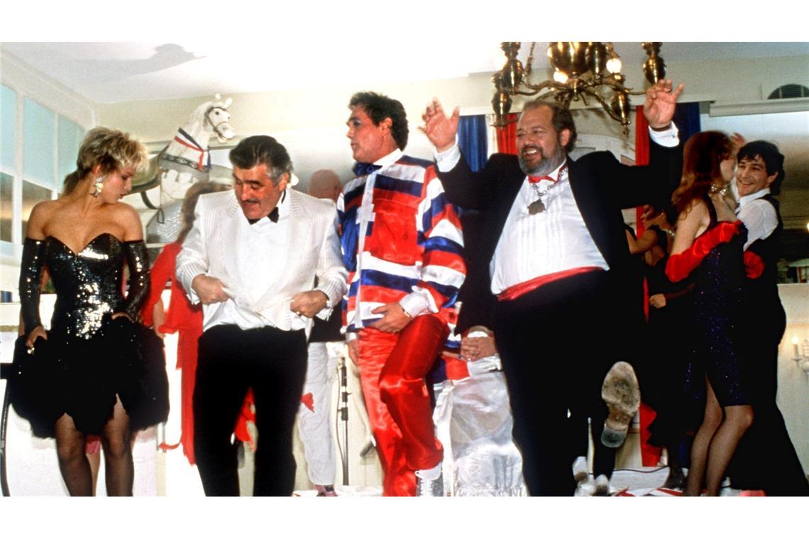 Adorf (2. v. l.) in der BR-Kultserie "Kir Royal". (Archivbild)