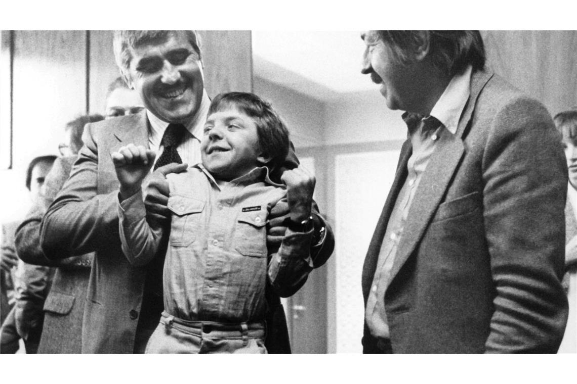 Adorf hebt den damals 12-jährigen Hauptdarsteller von "Die Blechtrommel" hoch. (Archivbild)