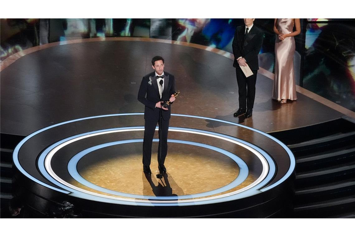 Adrien Brody wirft seiner Freundin ausgespuckten Kaugummi zu Adrien Brody bedankte sich ausführlich auf der Oscar-Bühne.