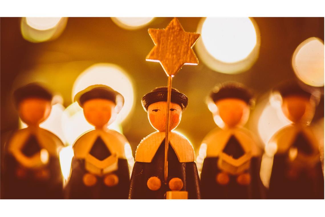 Wann ist dieses Jahr der erste Advent? „Adventus Domini“: Adventsdekoration aus dem Erzgebirge.