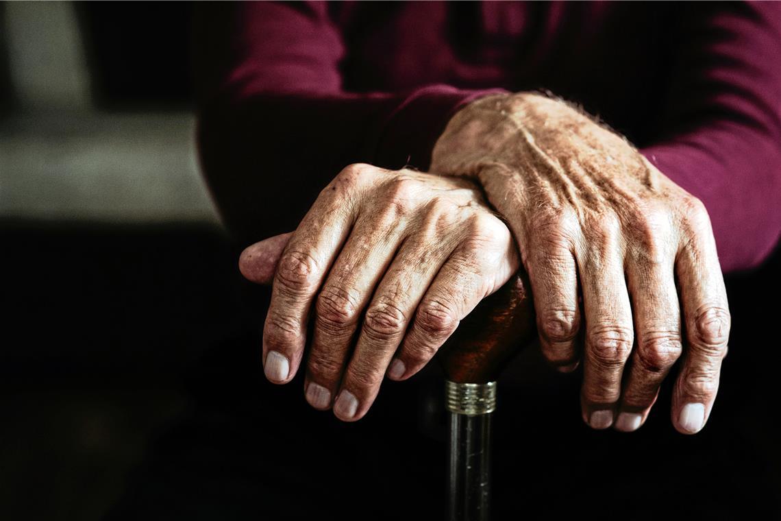 Ältere Menschen haben ein gewisses Risiko, das Frailty-Syndrom zu entwickeln. Ellada Heidebrecht gibt aber auch eine Reihe von Tipps, was sich zur Prävention beitragen lässt. Foto: Adobe Stock/Kmat