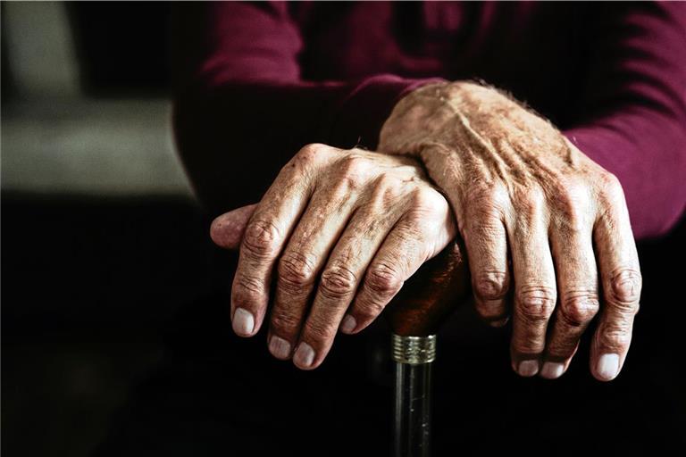 Ältere Menschen haben ein gewisses Risiko, das Frailty-Syndrom zu entwickeln. Ellada Heidebrecht gibt aber auch eine Reihe von Tipps, was sich zur Prävention beitragen lässt. Foto: Adobe Stock/Kmat