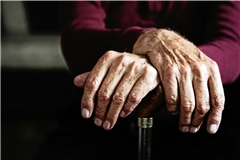 Ältere Menschen haben ein gewisses Risiko, das Frailty-Syndrom zu entwickeln. Ellada Heidebrecht gibt aber auch eine Reihe von Tipps, was sich zur Prävention beitragen lässt. Foto: Adobe Stock/Kmat