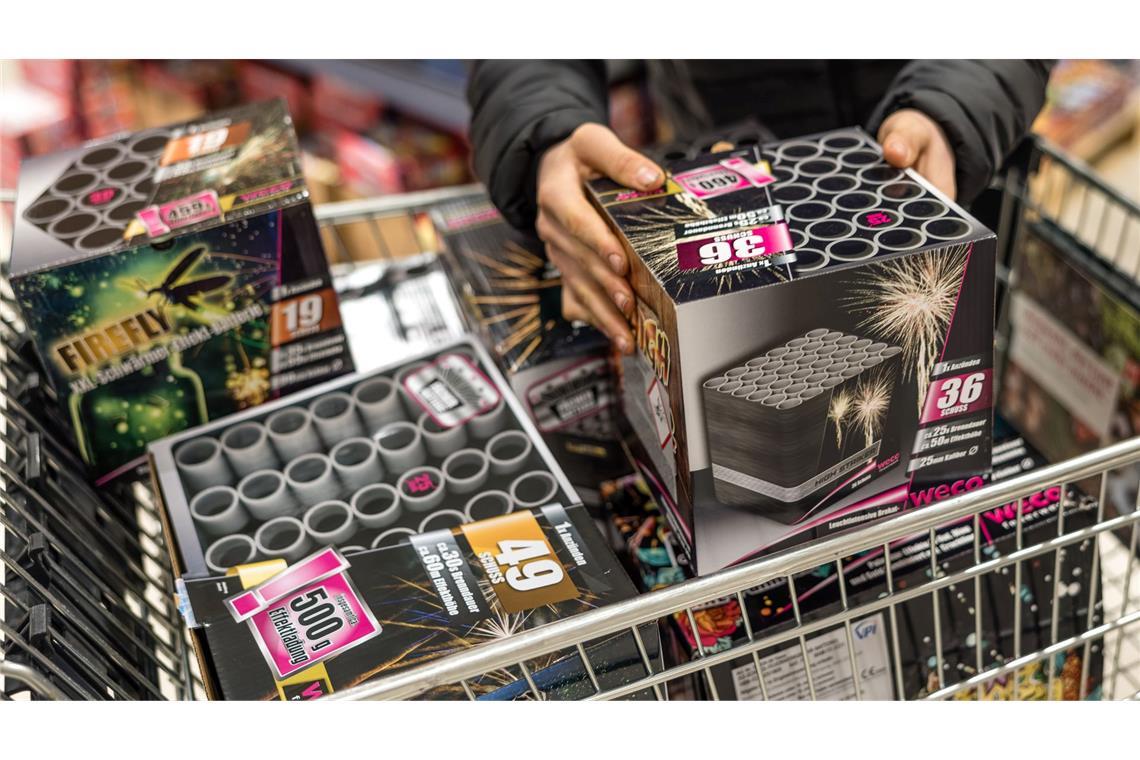 Volle Warentische - Silvestergeschäft angelaufen Ärztevertreter, Polizisten, Umwelt- und Tierschützer sowie weitere Organisationen fordern ein generelles Verbot - bisher vergeblich.