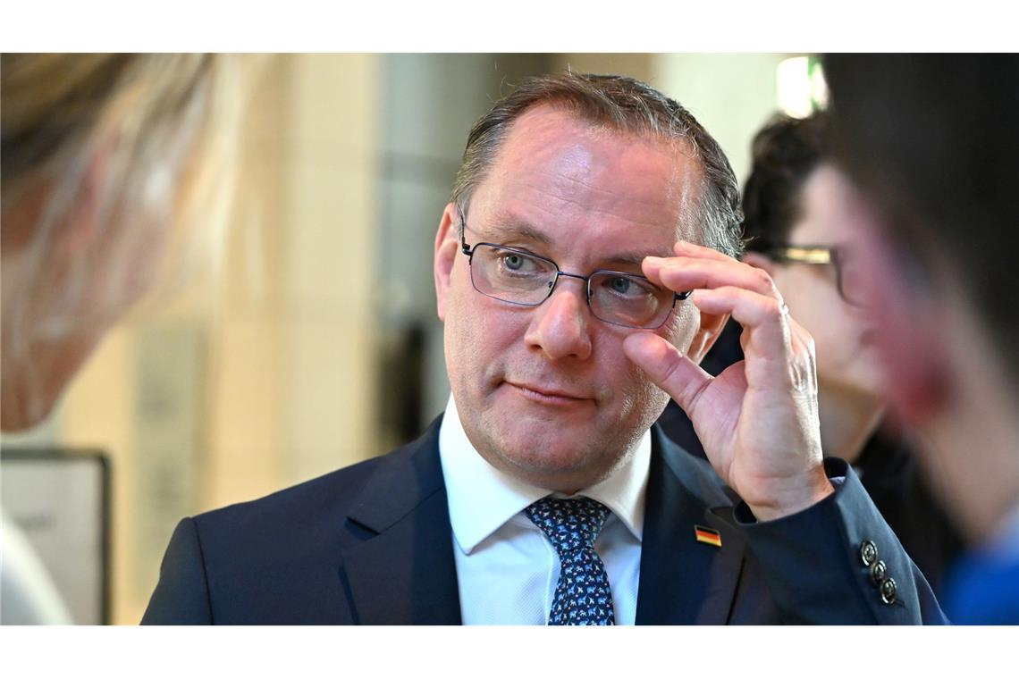 AfD-Chef Tino Chrupalla sieht einem möglichen Verbotsverfahren gegen seine Partei durch die Kölner Gerichtsentscheidung einen Riegel vorgeschoben. (Archivbild)