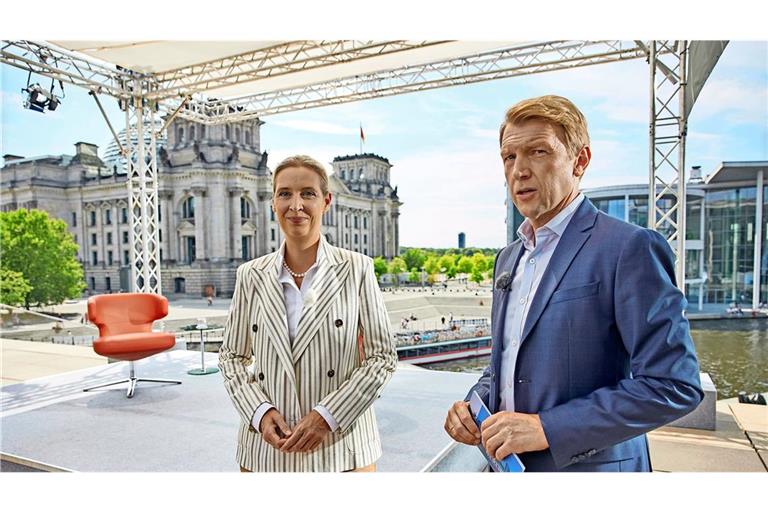 AfD-Chefin Alice Weidel mit dem ARD-Moderator Markus Preiß