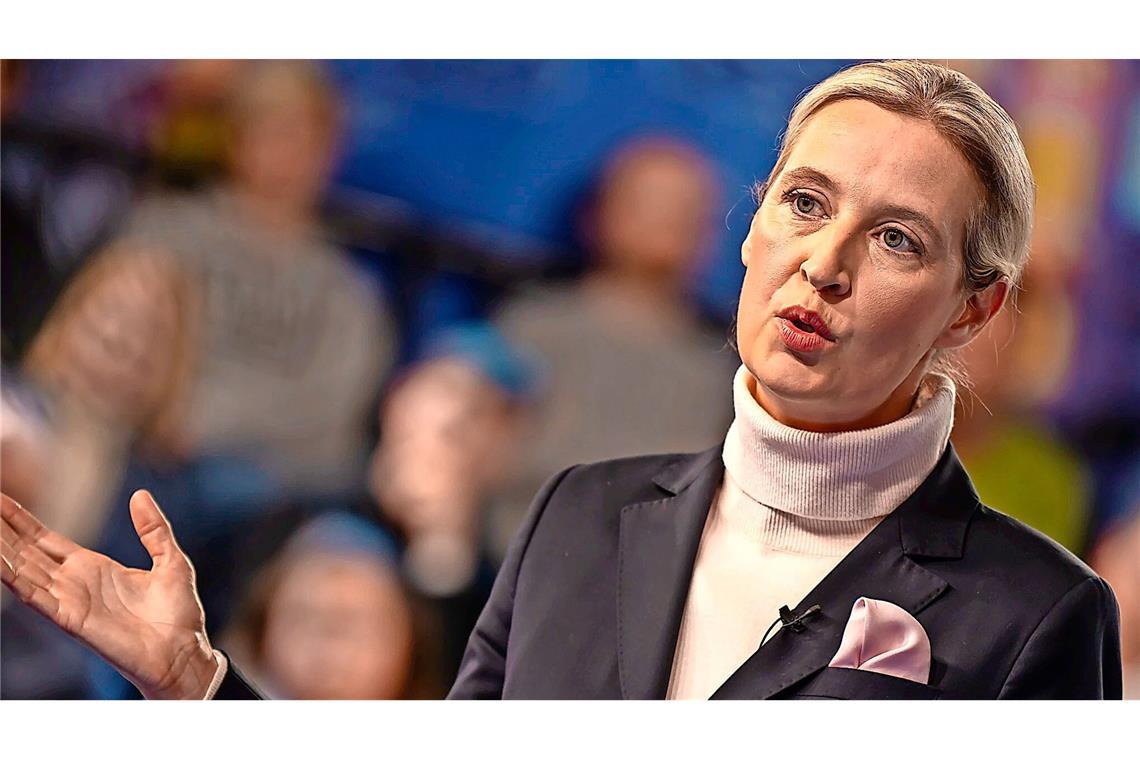 Alice Weidel und der vermeintliche Hitlerbart auf Parteiflyer – „völliger Quark“ AfD-Chefin Alice Weidel tritt bei der Bundestagswahl 2025 als Direktkandidatin im Wahlkreis Bodensee an.
