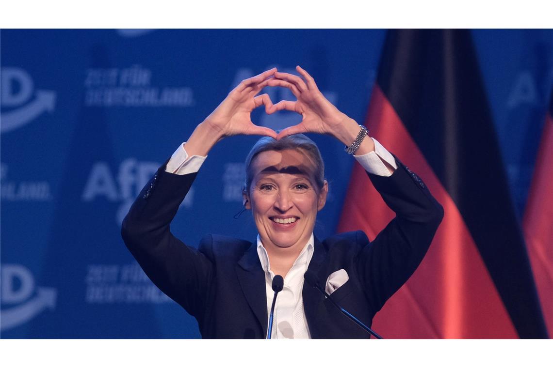 Musk live bei AfD-Wahlkampfshow zugeschaltet AfD-Chefin Alice Weidel wird von Anhängern gefeiert.