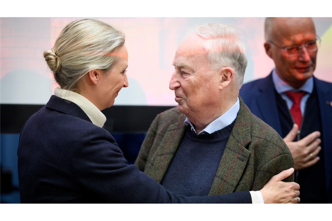 Das ist die neue AfD-Fraktion im Bundestag AfD-Mitgründer Alexander Gauland zieht sich doch noch nicht zurück und wird Ehrenvorsitzender der Fraktion.