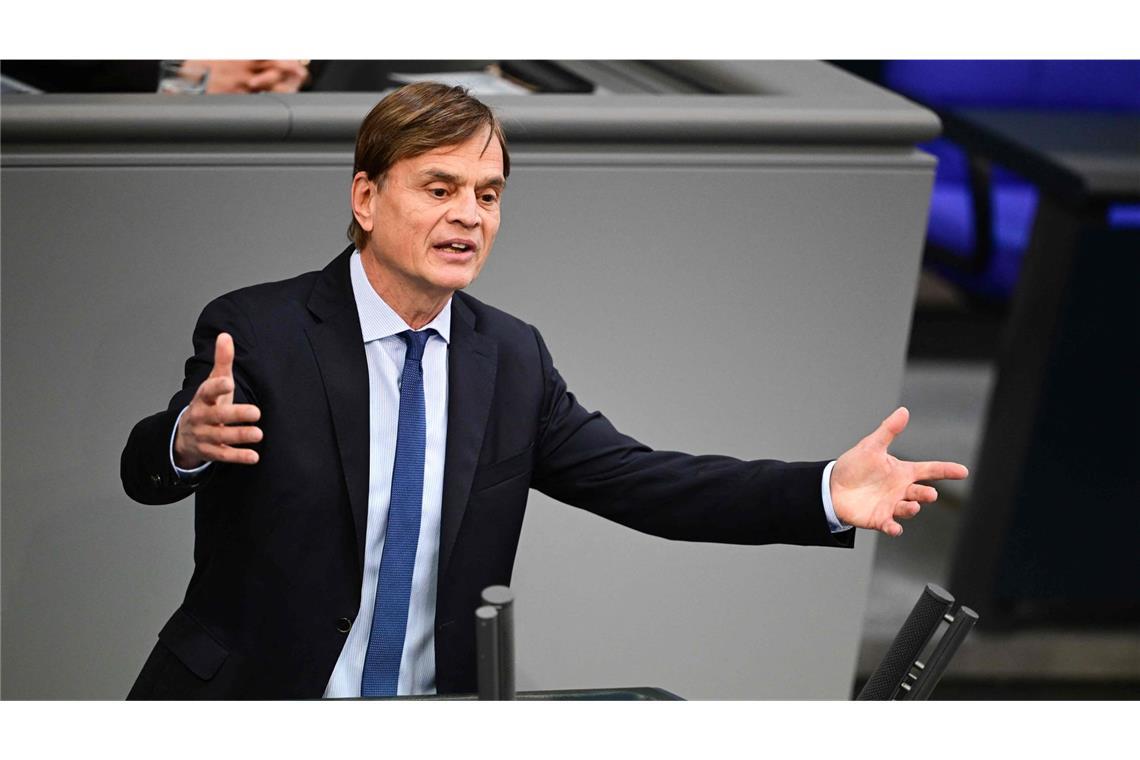 AfD fordert erneut sofortige Einberufung des neuen Bundestages AfD-Parlamentsgeschäftsführer Bernd Baumann forderte in einem Brief, die sofortige Einberufung des neu gewählten Parlaments.
