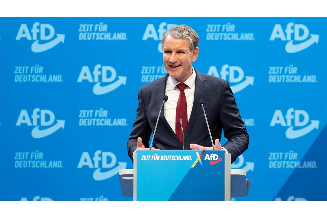 AfD will Wehrpflicht und keine Kopftücher in der Schule AfD-Rechtsaußen Björn Höcke spricht zu mehreren Änderungsanträgen am Wahlprogramm.
