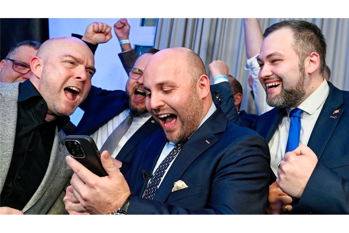 AfD-Spitzenkandidat Markus Frohnmaier freut sich am Wahlabend über die ersten Zahlen.